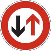Vorschriftsszeichen "Gegenverkehr Vorrang gewähren" [VZ 208], StVO