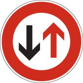 Vorschriftsszeichen "Gegenverkehr Vorrang gewähren" [VZ 208], StVO