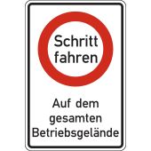 Vorschriftsszeichen "Geschwindigkeitsbeschränkung + Schritt fahren + Auf dem gesamten Betriebsgelände"